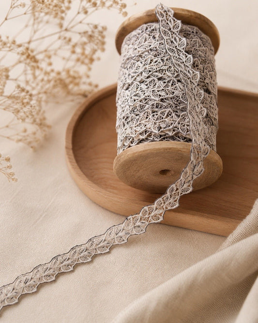 Image de ruban en dentelle brodée 2 cm - blanc avec accents noirs – disponible chez Šarlotes audumi