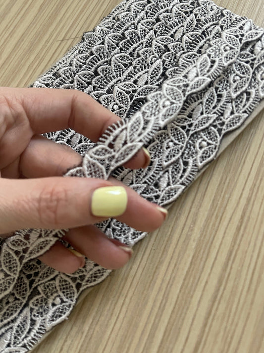 Image avec ruban de dentelle brodée de 2 cm - blanc avec accents noirs – disponible chez Šarlotes audumi