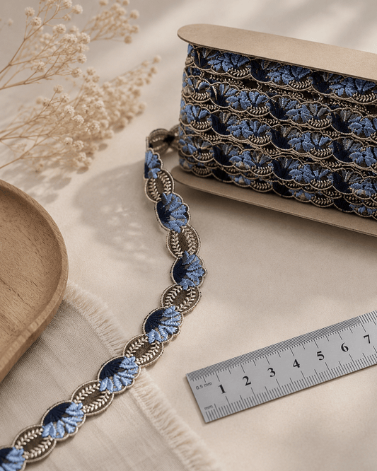 Image d’un ruban de dentelle brodée de 2 cm, bleu foncé avec accents beiges, disponible chez Šarlotes audumi