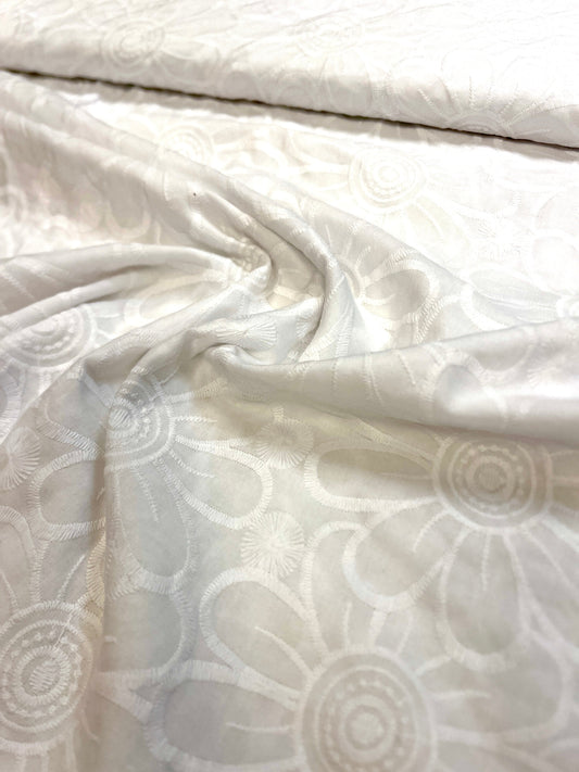 Bild von besticktem 100% Baumwollstoff mit Drachen – online erhältlich bei Šarlotes audumi