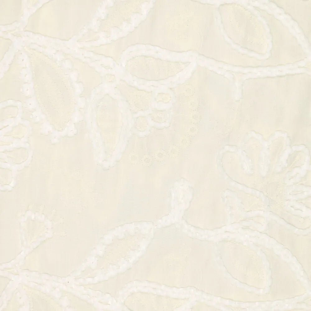 Image avec tissu en coton brodé à motif - teinte beurre 145 g/m² – disponible chez Šarlotes audumi