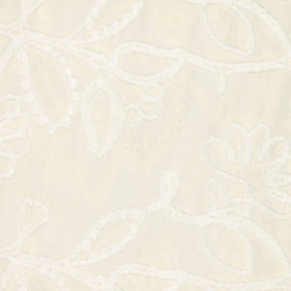 Image avec tissu en coton brodé à motif - teinte beurre 145 g/m² – disponible chez Šarlotes audumi