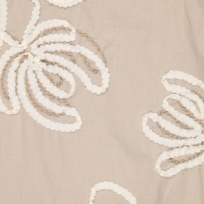 Tissu en coton brodé à motif floral, ton naturel, 150 g/m² – disponible chez Šarlotes audumi