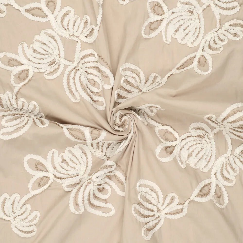 Image de tissu en coton brodé à motif floral, ton naturel, 150 g/m² – disponible chez Šarlotes audumi