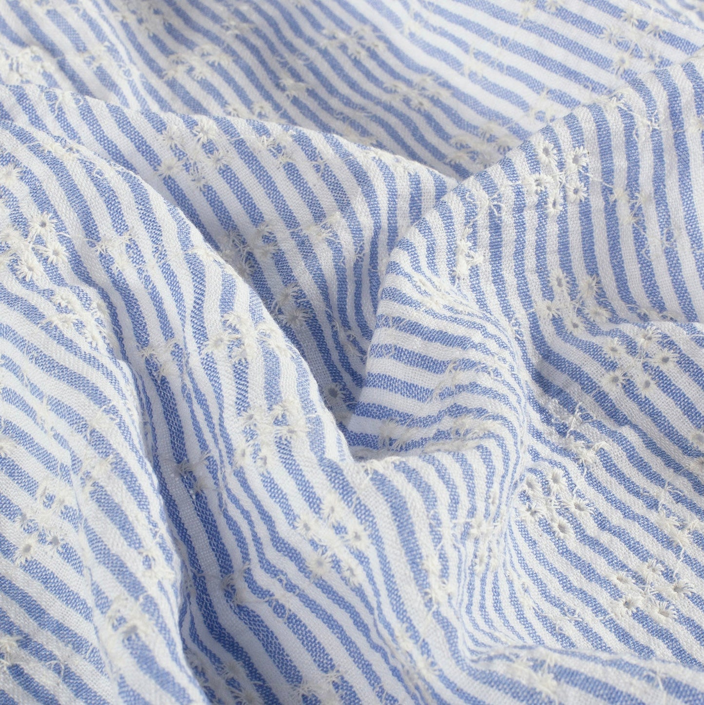 Attēls ar Izšūts kokvilnas audums - balts puķīšu motīvs ar līnijam 180 g/m² – pieejams Šarlotes audumi