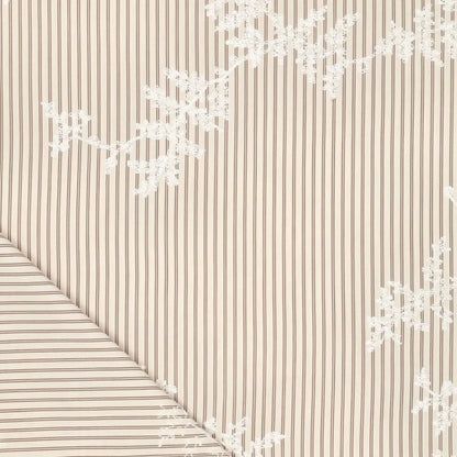 Image d’un tissu en coton brodé avec des lignes et des fleurs brodées blanches – disponible en ligne chez Šarlotes audumi