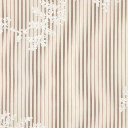 Tissu en coton brodé avec lignes et fleurs brodées blanches – disponible en ligne chez Šarlotes audumi