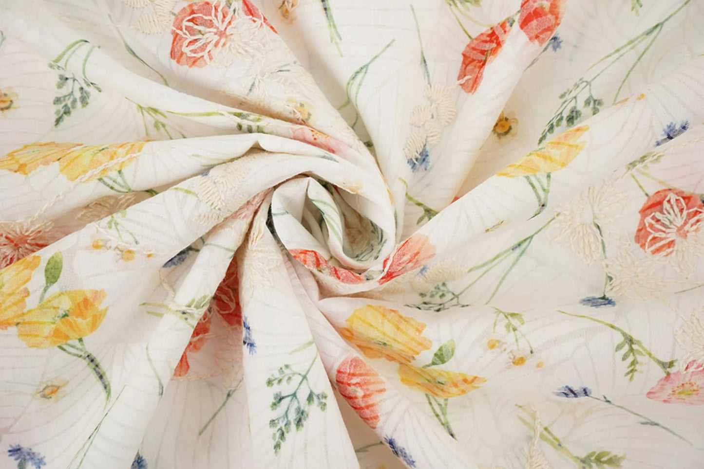 Attēls ar Izšūts kokvilnas audums - vasaras puķes 115 g/m² – pieejams Šarlotes audumi