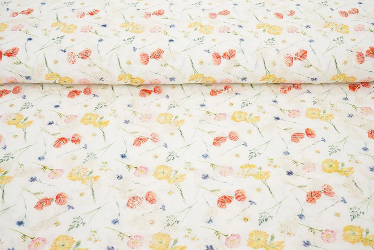 Attēls ar Izšūts kokvilnas audums - vasaras puķes 115 g/m² – pieejams Šarlotes audumi