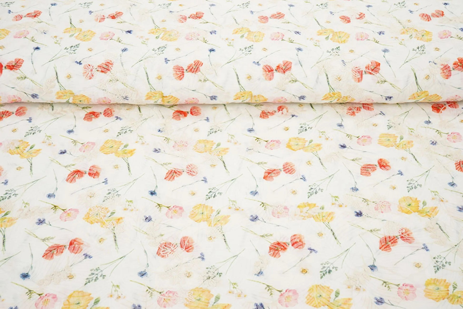 Attēls ar Izšūts kokvilnas audums - vasaras puķes 115 g/m² – pieejams Šarlotes audumi