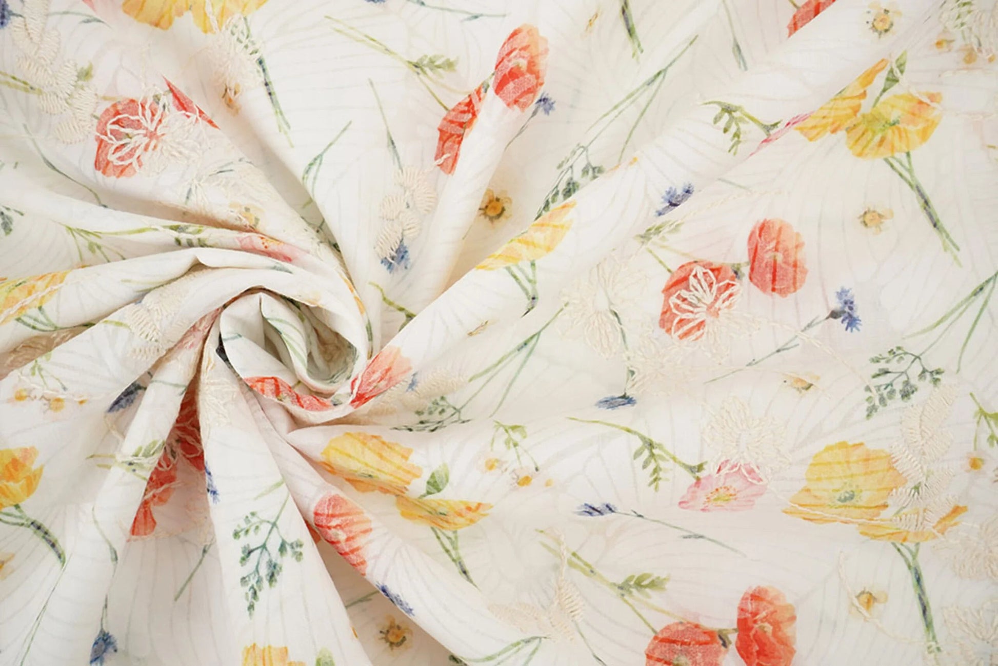 Attēls ar Izšūts kokvilnas audums - vasaras puķes 115 g/m² – pieejams Šarlotes audumi