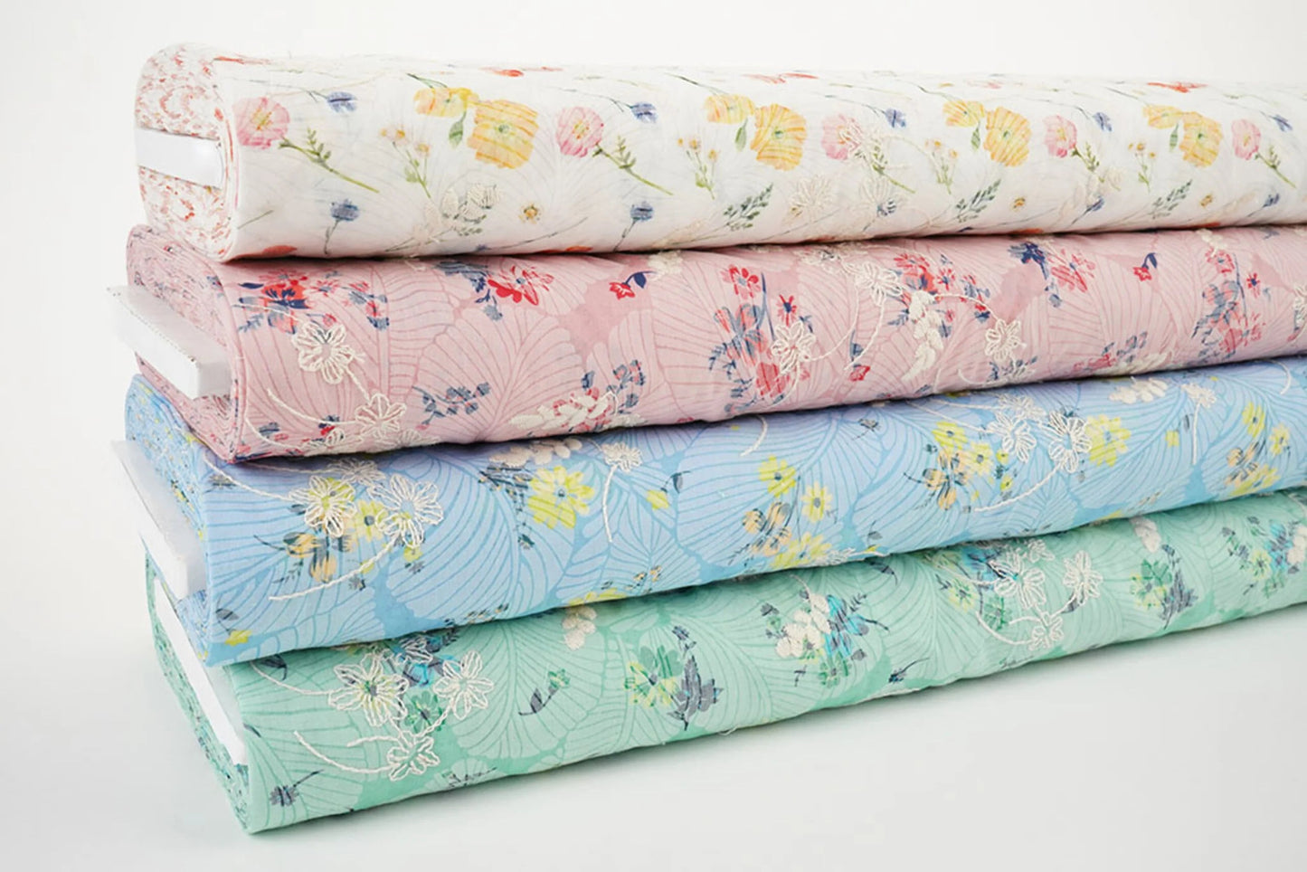 Attēls ar Izšūts kokvilnas audums - vasaras puķes 115 g/m² – pieejams Šarlotes audumi