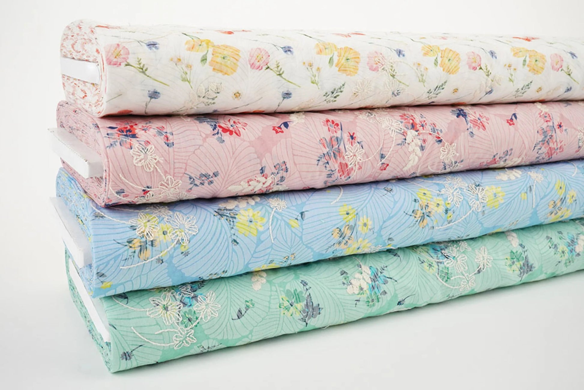 Attēls ar Izšūts kokvilnas audums - vasaras puķes 115 g/m² – pieejams Šarlotes audumi