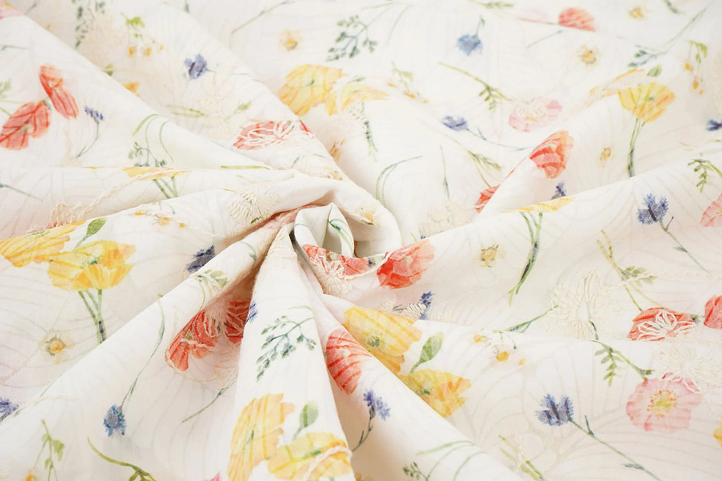 Attēls ar Izšūts kokvilnas audums - vasaras puķes 115 g/m² – pieejams Šarlotes audumi