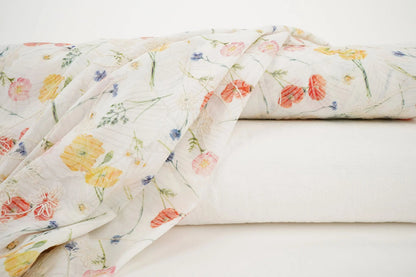 Image avec tissu en coton brodé - fleurs d'été 115 g/m² – disponible chez Šarlotes audumi