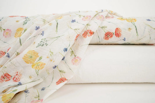 Attēls ar Izšūts kokvilnas audums - vasaras puķes 115 g/m² – pieejams Šarlotes audumi