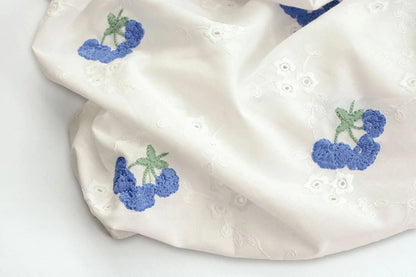 Tissu en coton brodé - fleurs bleues 110 g/m²