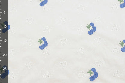 Tissu en coton brodé - fleurs bleues 110 g/m²