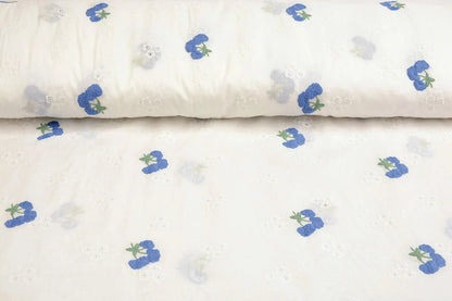 Tissu en coton brodé - fleurs bleues 110 g/m²