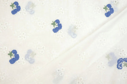 Tissu en coton brodé - fleurs bleues 110 g/m²
