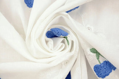 Tissu en coton brodé - fleurs bleues 110 g/m²