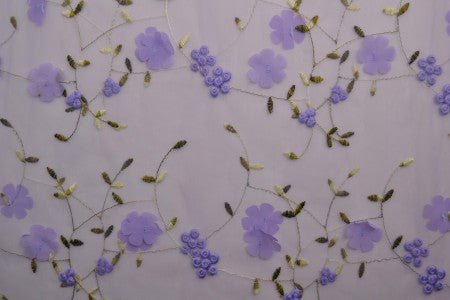 Attēls ar Izšūts tilla audums ar ziediem - lillā | 150 cm, 70 g/m² – pieejams Šarlotes audumi