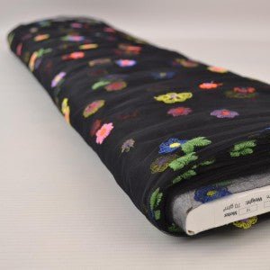 Tissu en tulle brodé à fleurs, ton noir 70 g/m² – disponible chez Šarlotes audumi