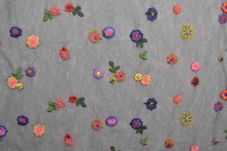 Image de tissu tulle brodé à fleurs - ton noir 70 g/m² – disponible chez Šarlotes audumi