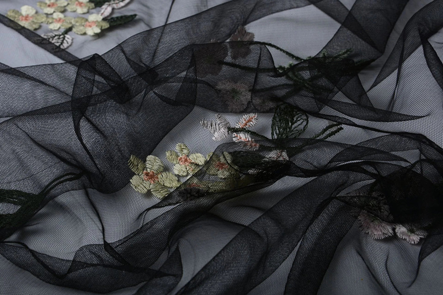 Attēls ar Izšūts tills ar ziediem 100 - 150 g/m² – pieejams Šarlotes audumi