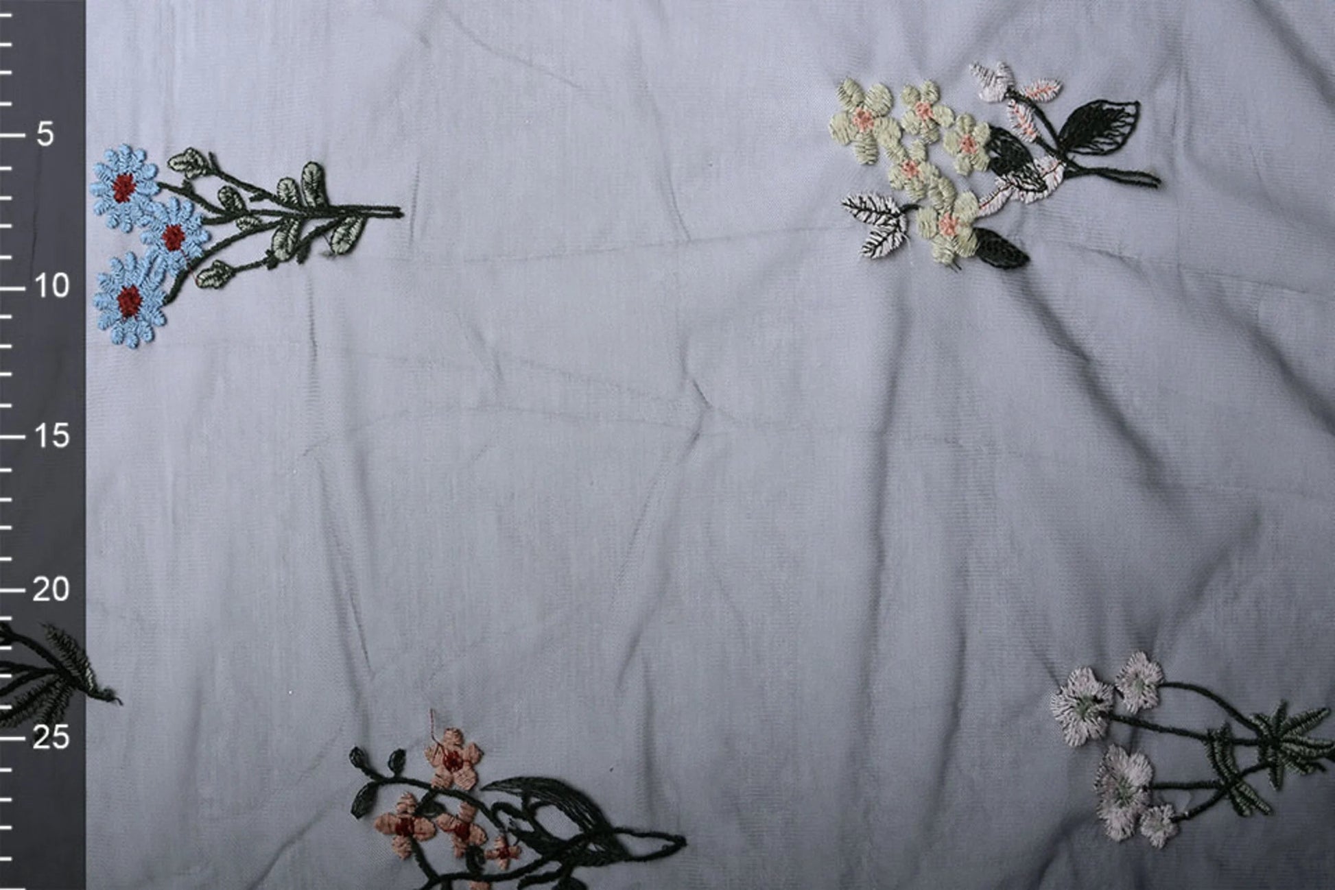 Attēls ar Izšūts tills ar ziediem 100 - 150 g/m² – pieejams Šarlotes audumi