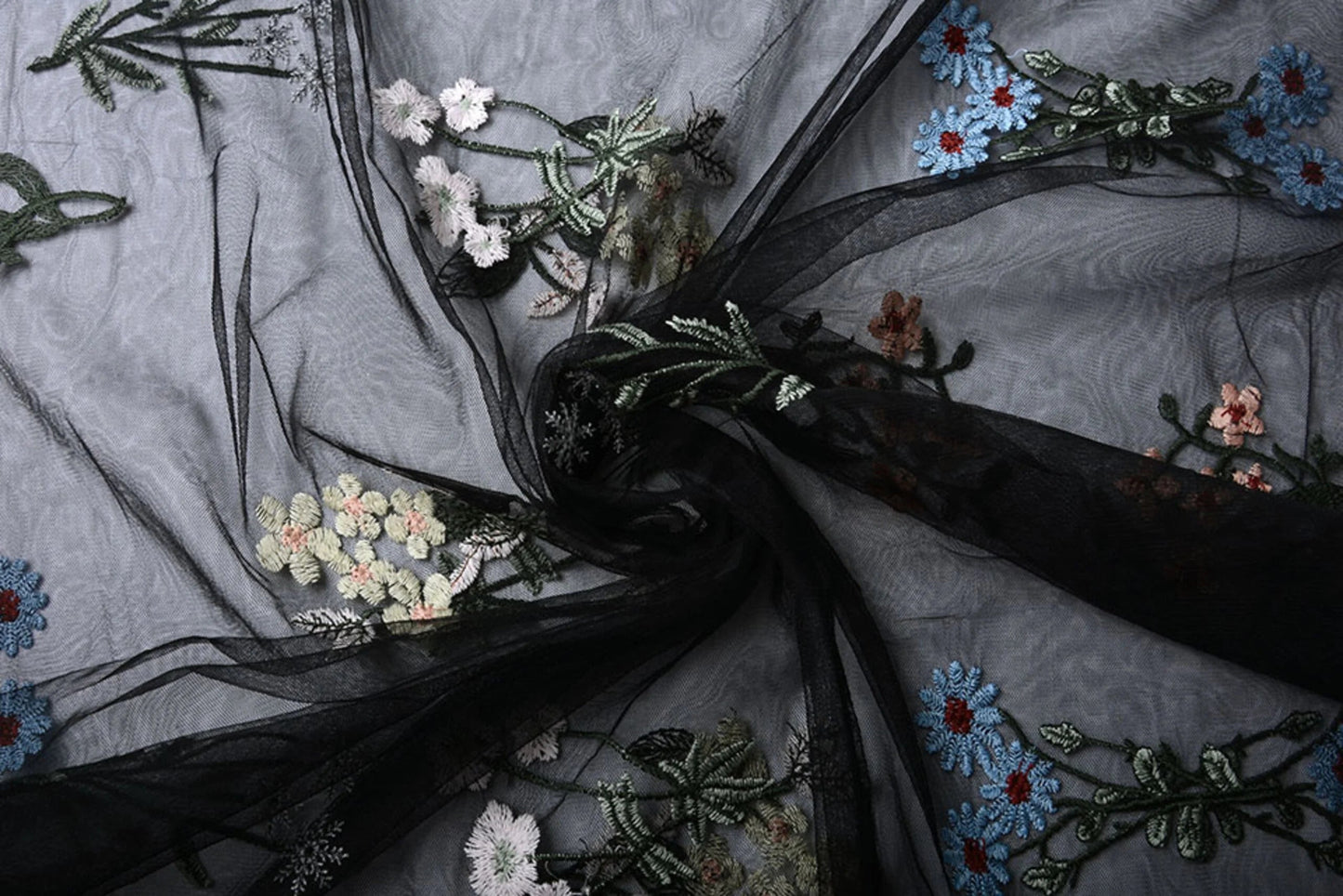 Attēls ar Izšūts tills ar ziediem 100 - 150 g/m² – pieejams Šarlotes audumi