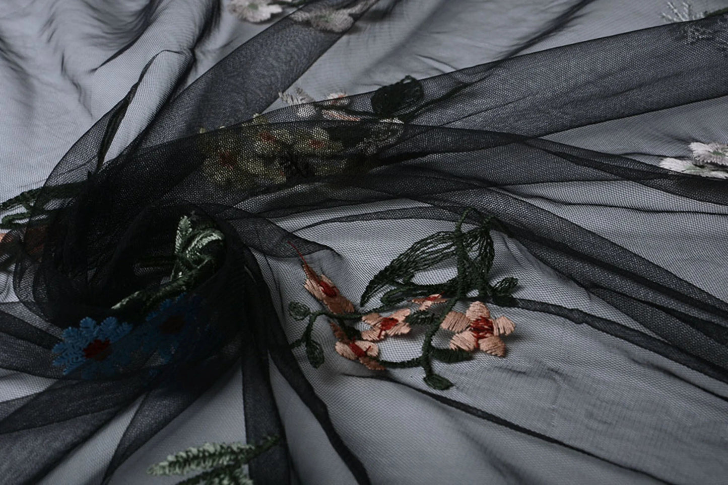 Attēls ar Izšūts tills ar ziediem 100 - 150 g/m² – pieejams Šarlotes audumi