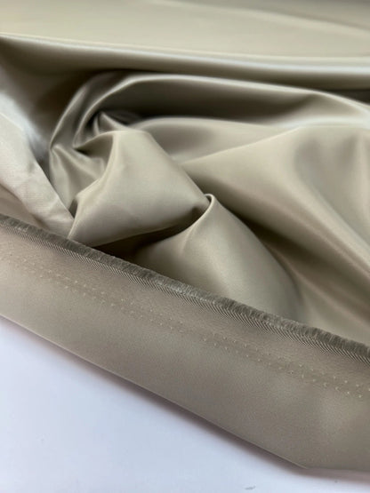 Image en tissu sergé satiné japonais – gris | 100 % polyamide | 200 g/m² | 125 cm – disponible chez Šarlotes audumi