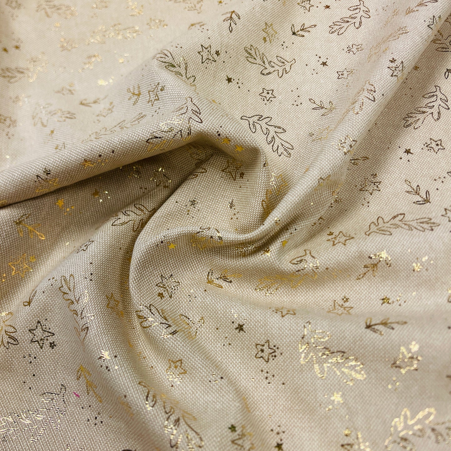 Attēls ar Kanvas audums - zelta lapiņas uz gaiša fona 175 g/m² – pieejams Šarlotes audumi