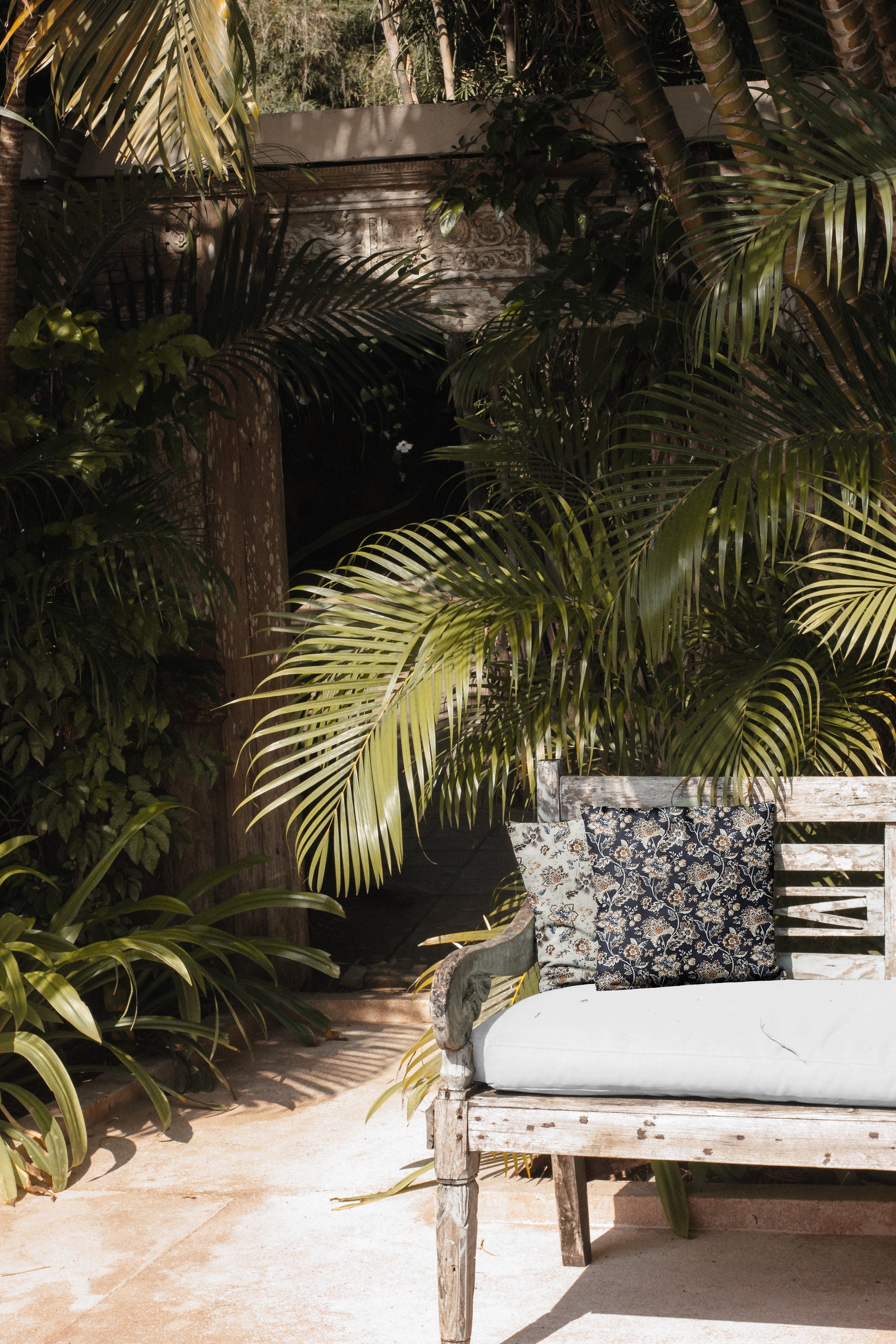 Attēls ar Kanvas audums - ziedi uz tumši zila fona 190 g/m² – pieejams Šarlotes audumi