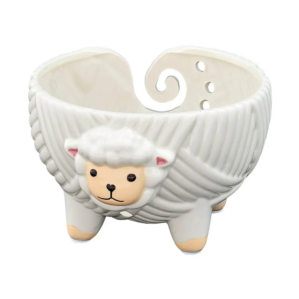 Image d’un bol à laine en céramique en forme de mouton, blanc Sew Tasty – disponible chez Šarlotes audumi