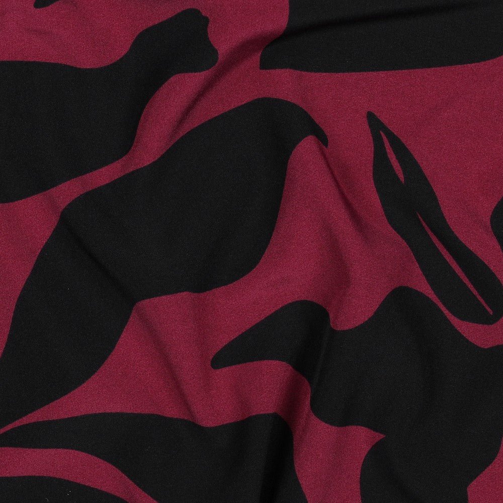 Attēls ar Kleitu audums ar elastānu - raibs raksts uz violeta fona 80 g/m² – pieejams Šarlotes audumi