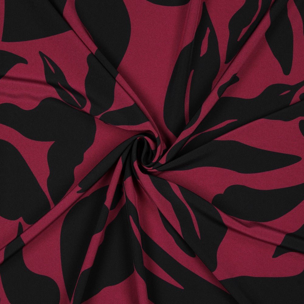 Attēls ar Kleitu audums ar elastānu - raibs raksts uz violeta fona 80 g/m² – pieejams Šarlotes audumi