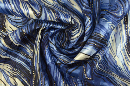 Image de tissu pour robe à effet métallisé – ciel nocturne 110 g/m² – disponible chez Šarlotes audumi