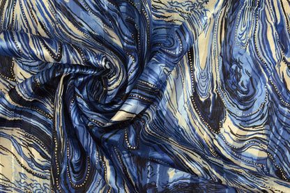 Image d’une robe en tissu à effet métallique - ciel étoilé 110 g/m² – disponible chez Šarlotes audumi