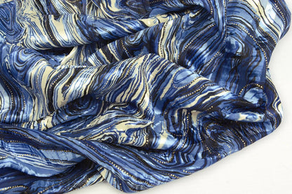 Image d’un tissu pour robes à effet métallisé, ciel étoilé, 110 g/m² – disponible chez Šarlotes audumi
