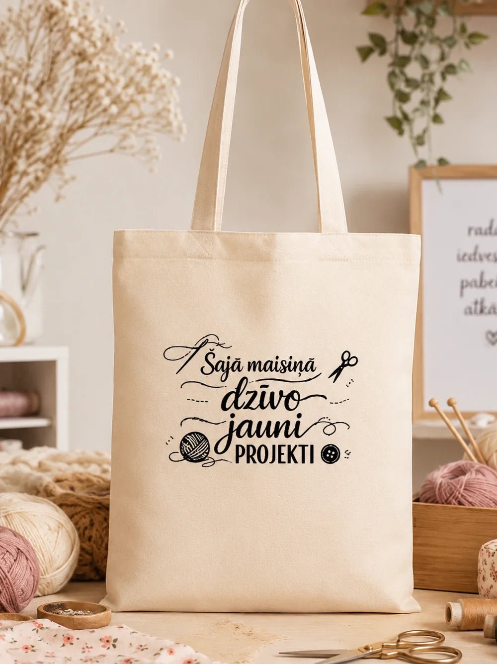 Image de sac en tissu de coton "Dans ce sac vivent de nouveaux projets" – disponible en ligne chez Šarlotes audumi