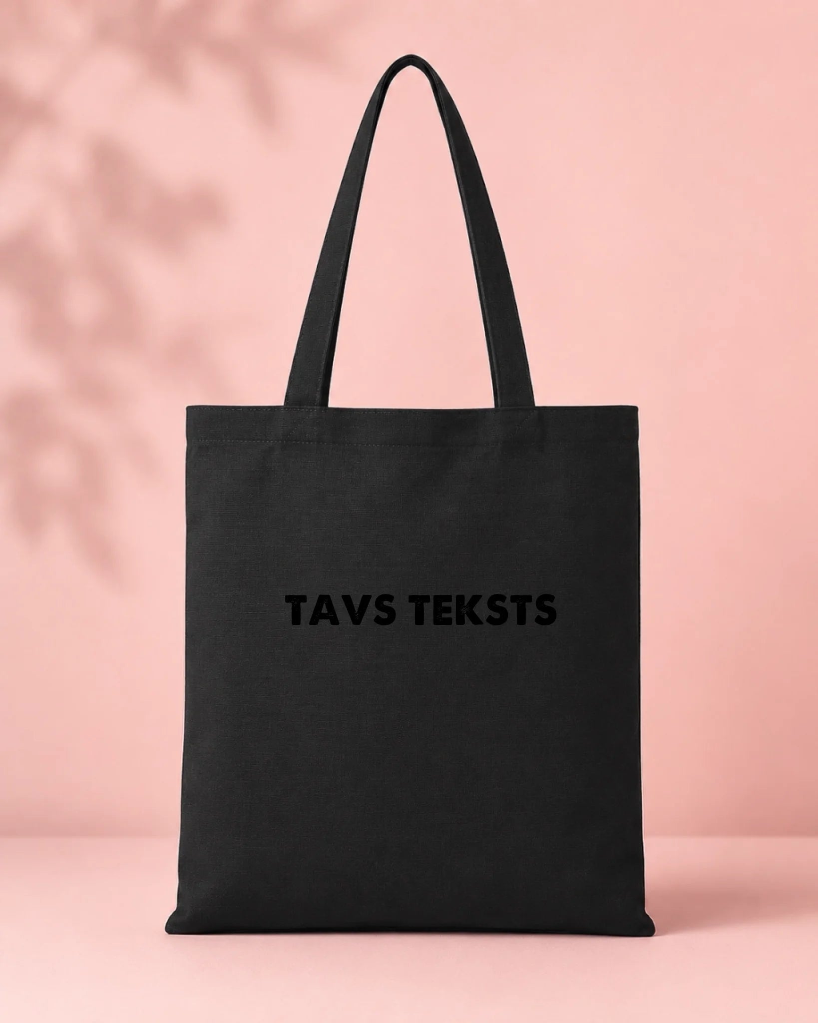 Image d’un sac noir en tissu de coton avec votre texte – disponible en ligne Šarlotes audumi
