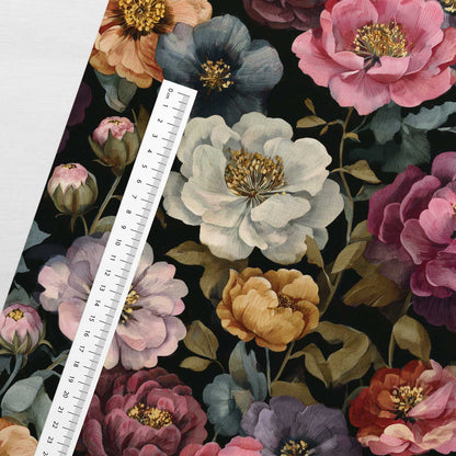 Image de maille bouclette en coton, fleurs éclatantes sur fond noir – disponible en ligne chez Šarlotes audumi