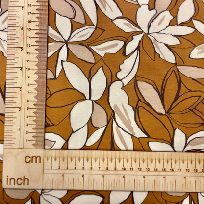 Maille bouclée en coton - fleurs sur fond brun 225 g/m²