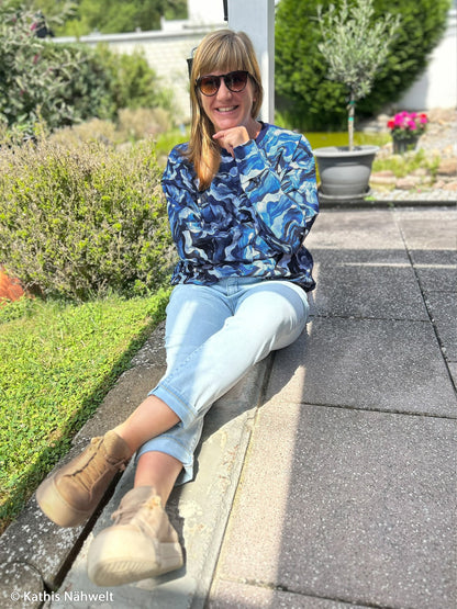 Image en jersey bouclé de coton – Danse des vagues bleues 245 g/m² – disponible chez Šarlotes audumi