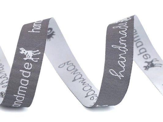 Attēls ar Kokvilnas lente ar uzrakstu Hand made | 16 mm, 9 m – pieejams Šarlotes audumi