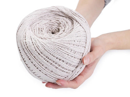 Image avec corde macramé en coton 2–2,5 mm, de différentes teintes, disponible chez Šarlotes audumi