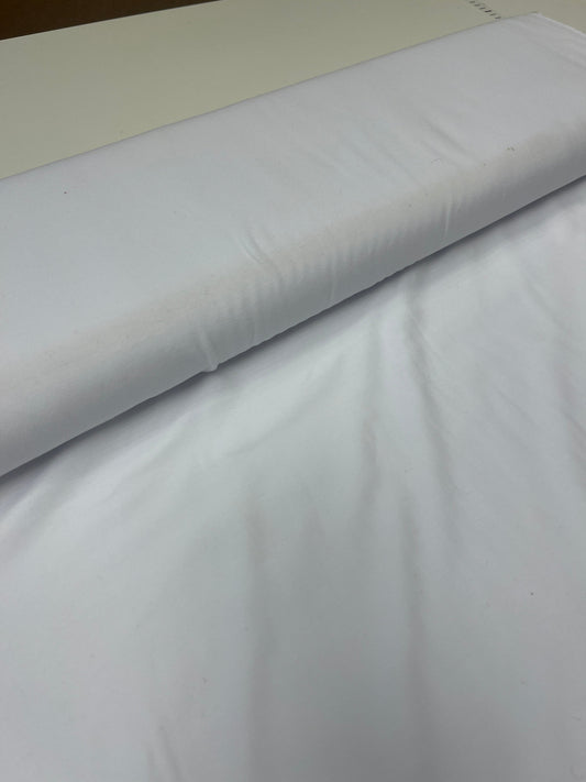 Image de jersey en coton avec défaut, blanc – disponible en ligne chez Šarlotes audumi