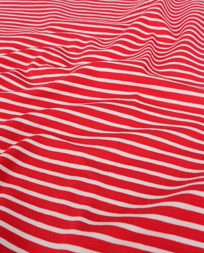 Image de jersey en coton à rayures rouges 220 g/m² – disponible chez Šarlotes audumi